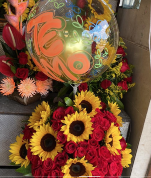 Arreglo de rosas, girasoles y globo #16