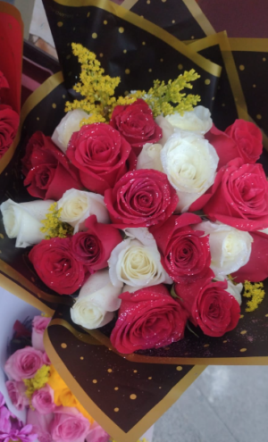 Bouquet de rosas combinadas  x 24 # 63
