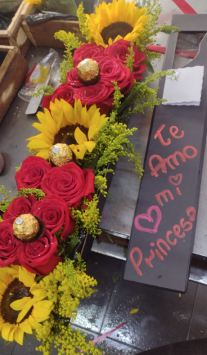Caja de rosas con girasoles #61