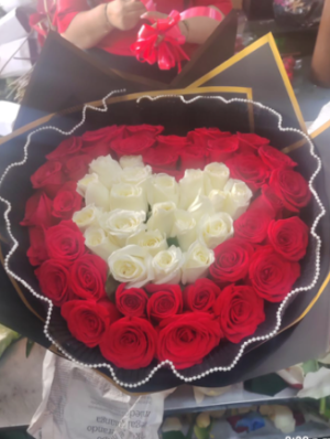 Bouquet x 150 rosas blancas y rojas # 81